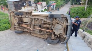 ROJA LA CAMIONETA DE RICOLINO (1)