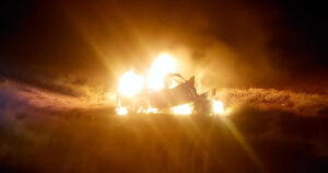 ROJA LA CAMIONETA INCENDIÁNDOSE