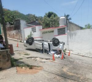 ROJA LA CAMIONETA VOLCADA