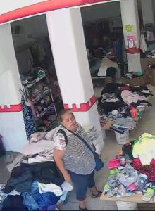 ROJA LA MUJER ROBANDO (1)