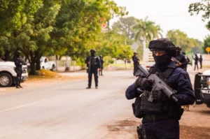ROJA POLICÍA EN EL LUGAR