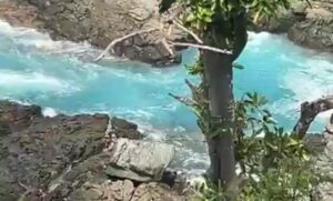 roja poza azul