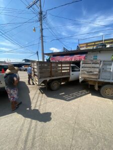 ROJA CAMIONETA CHOCA CON PURIFICADORA