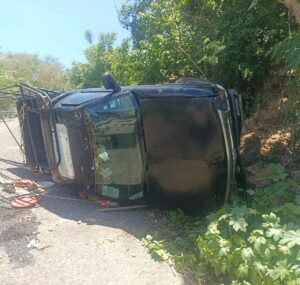 ROJA CAMIONETA VOLCADA
