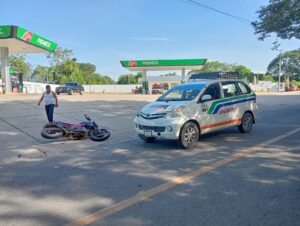 ROJA CHOQUE FRENTE A LA GASOLINERA (2)