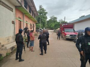 ROJA POLICÍAS TOMANDO LA DECLARACIÓN AL AGRAVIADO