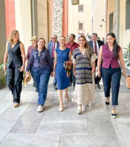 principal La gobernadora con homólogos y otros morenistas (3)