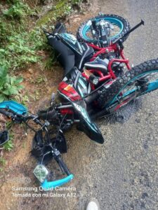 roja su motocicleta