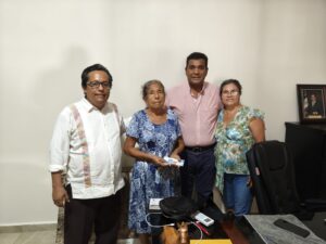 OME EFRÉN ENTREGANDO EL APOYO