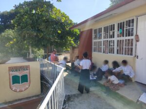 OME NIÑOS TOMAN CLASES AFUERA