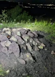 ROJA CUMULO DE PIEDRAS