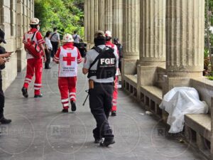 ROJA EL CUERPO SOBRE LA BANCA (1)