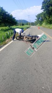 ROJA MOTO TIRADA EN LA CARRETERA
