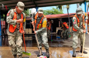 estado efectivos militares limpian escuelas