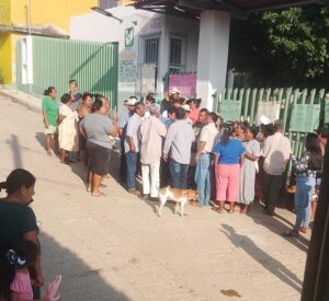 AZOYÚ Los pobladores en la entrada del centro de salud