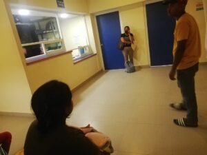 OME LA MADRE EN ESPERA DE SER ATENDIDA (1)
