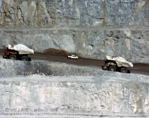 ROJA ASALTAN A MINERAS