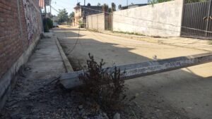 ROJA ASÍ QUEDÓ EL POSTE (1)
