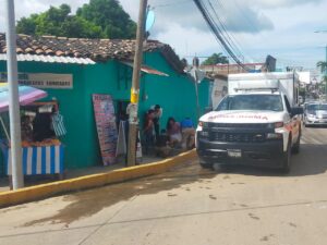 ROJA LA MUJER SIENDO ATENDIDA (2)