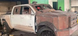 roja camioneta con blindaje artesanal