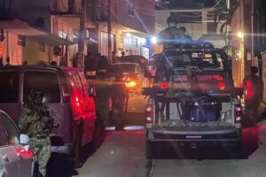 roja policias en e llugar