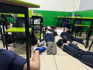 ROJA NIÑOS EN EL SUELO