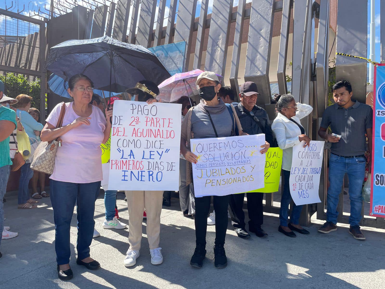 Jubilados y pensionados del Issspeg protestan por pagos atrasados - El ...