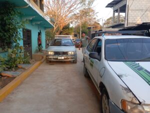 ROJA TAXISTA GOLPEA AUTO ESTACIONADO (1)