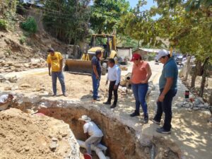 IGUALAPA Alfredo González inspeccionando la reparación (2)