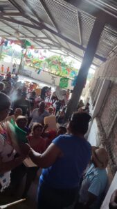 MARQUELIA LA GENTE EN LA COMISARÍA (1)