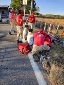 ROJA ATENDIENDO A LOS JÓVENES (1)
