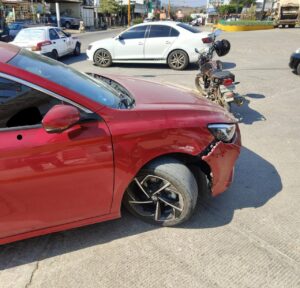 ROJA CHOCÓ SU MOTO CON UN AUTO