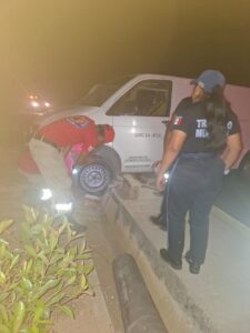 ROJA LA CAMIONETA ATORADA (1)