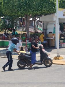 ROJA NIÑAS CAEN DE MOTO