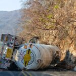 Vuelca pipa cargada de gasolina cerca de Platanillo