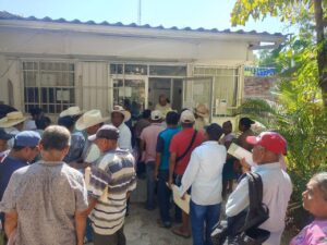 OME CAMPESINOS ENTREGANDO DOCUMENTOS