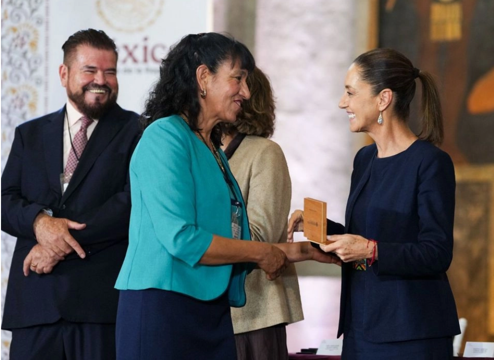 PRINCIPAL ENTREGA DE RECONOCIMIENTOS