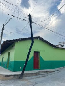 ROJA EL POSTE QUEBRADO