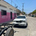 Golpea un taxi y huye del lugar, en San Luis Acatlán