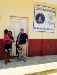 ROJA ENTREGAN A LA NIÑA