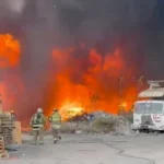 Se incendia recicladora en Coahuila; desalojan a 300 personas