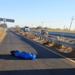 Dejan cadáver envuelto en lona bajo un puente de Culiacán