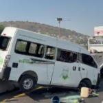 Vuelca urvan de pasajeros en la México-Pachuca; 14 lesionados