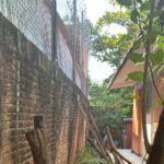 Denuncian barda a punto de colapsar en primaria de San Luis Acatlán
