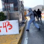 Normalistas de Ayotzinapa destrozan caseta de Palo Blanco