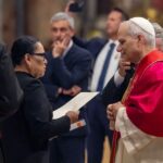 Rosa Icela hace entrega de invitación al Papa; pontífice envía saludos a México
