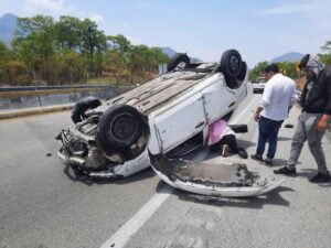 roja El Nissan volcado
