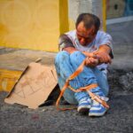 Golpean y amarran a un poste a presunto ladrón