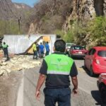 Vuelca tráiler de Chedraui sobre la carretera Tlapa – Puebla