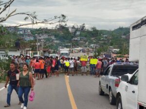 IGUALAPA LOS POBLADORES BLOQUEANDO (1)